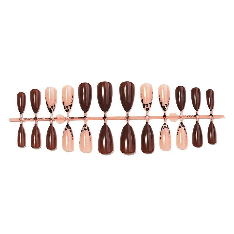 Kunstnagelset mit eleganten Designs Karnz