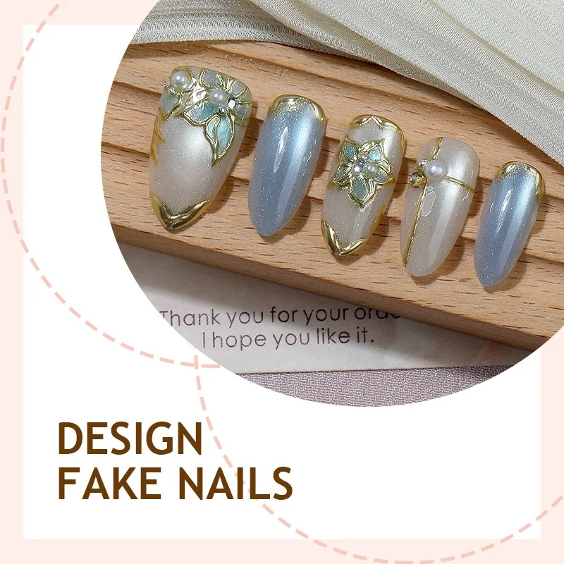 Kunstnagelset mit eleganten Blütenverzierungen und Glanz Karnz