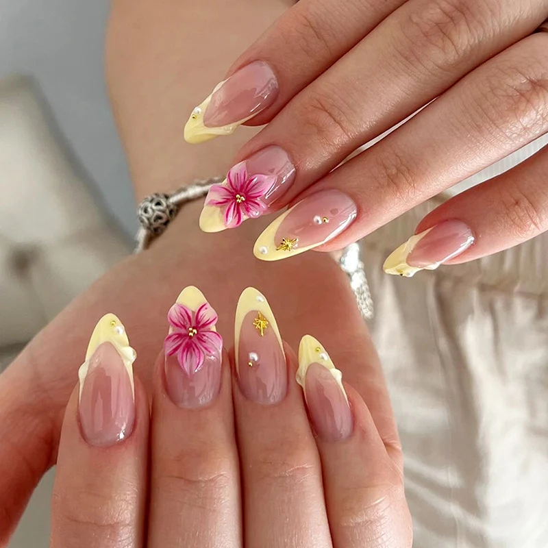 Kunstnagelset mit eleganten Blütenverzierungen und frischem Design Karnz