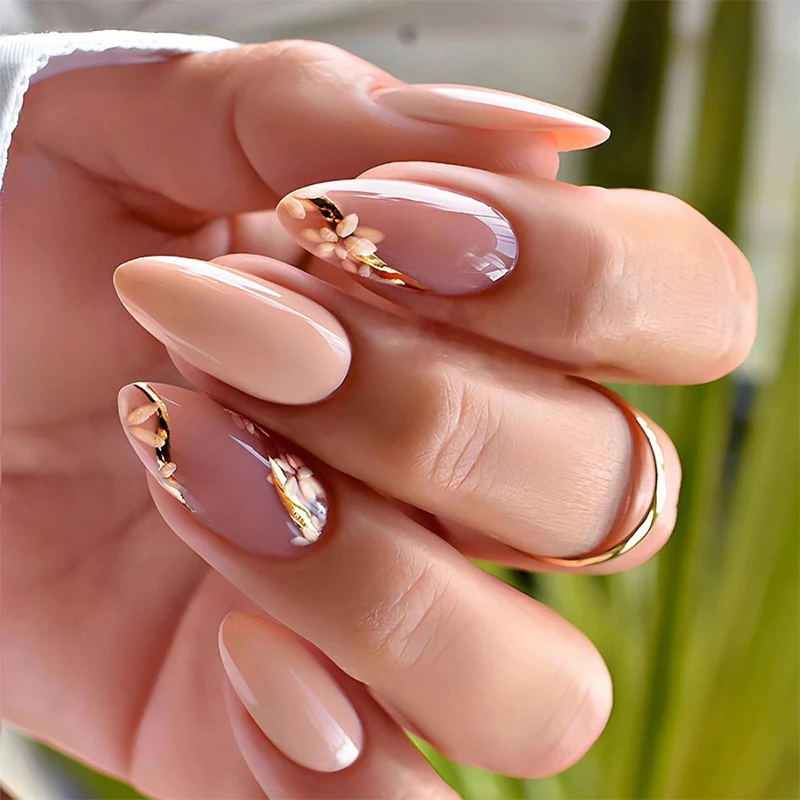Kunstnagelset mit eleganten Blütenmotiven Karnz