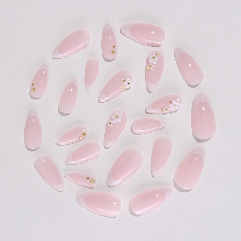 Kunstnagelset mit eleganten Blütenakzenten und Glitzer Karnz