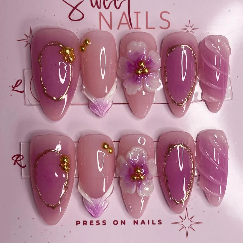 Kunstnagelset mit eleganten Blütenakzenten Karnz