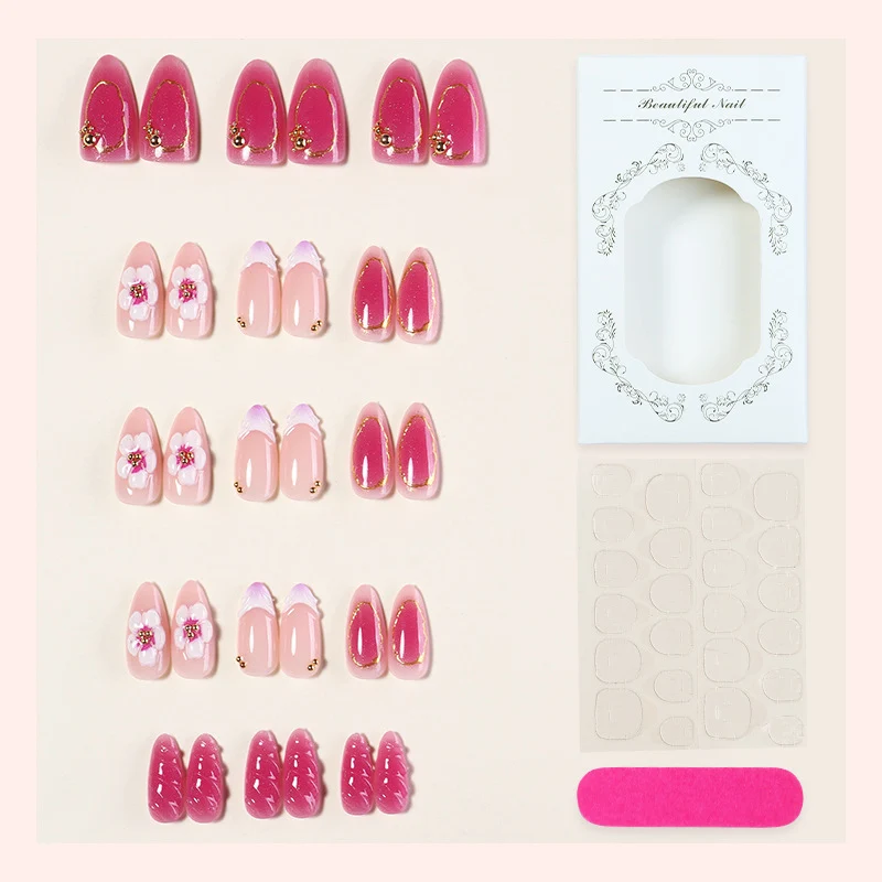 Kunstnagelset mit eleganten Blütenakzenten Karnz