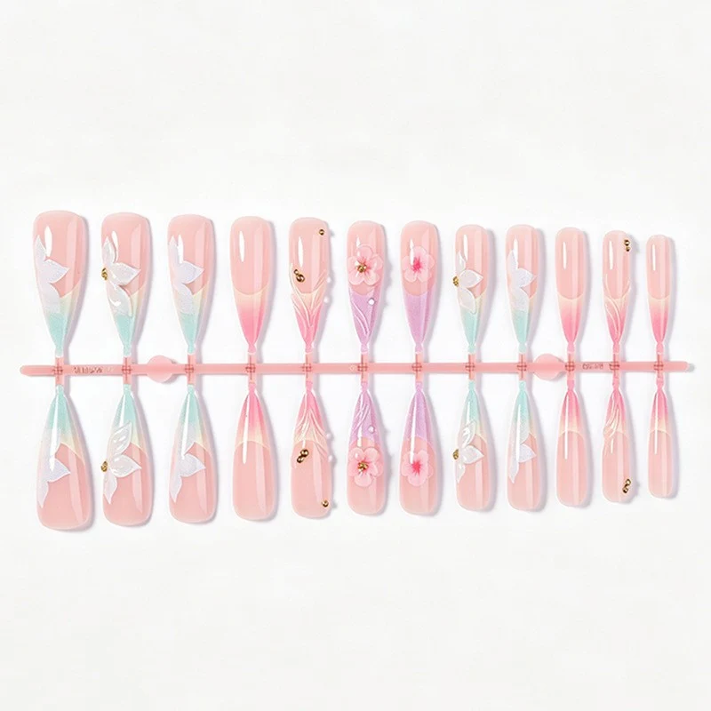 Kunstnagelset mit eleganten Blüten- und zarten Farbverläufen Karnz