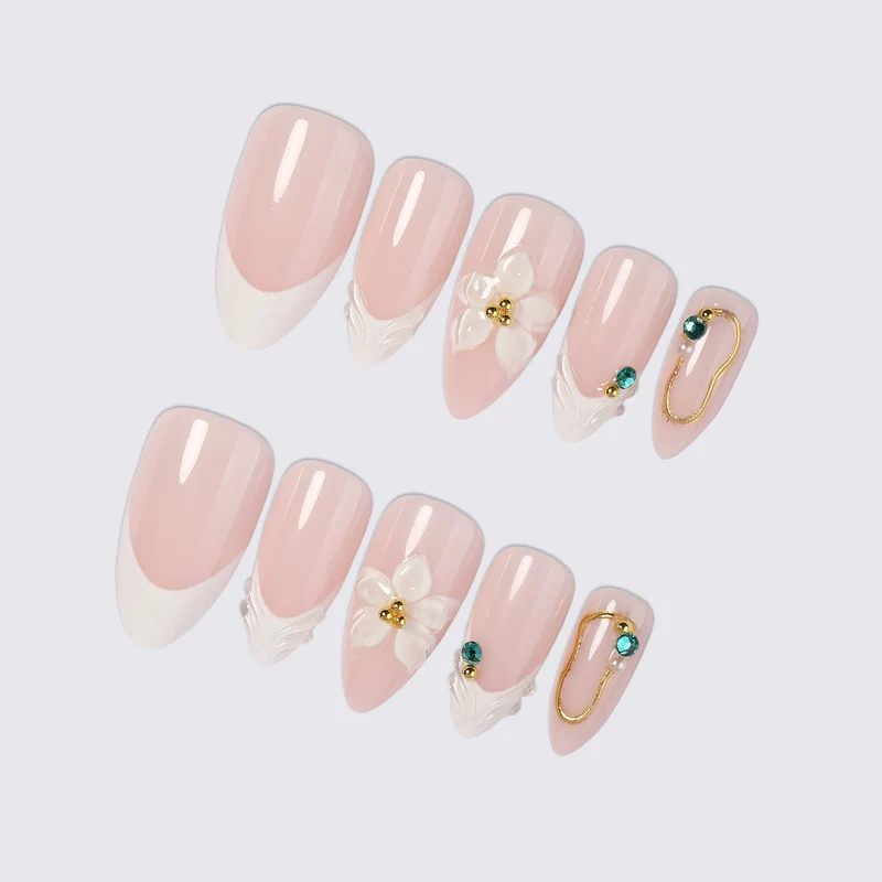 Kunstnagelset mit eleganten Blüten- und Strassverzierungen Karnz