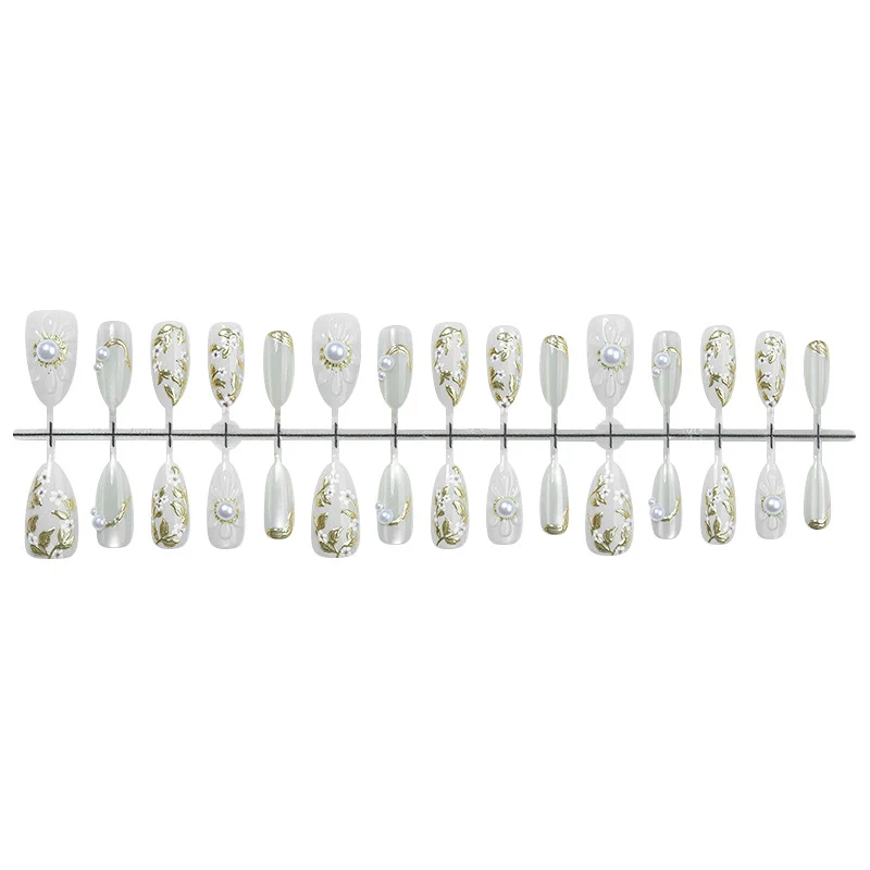 Kunstnagelset mit eleganten Blüten- und Perlenverzierungen Karnz