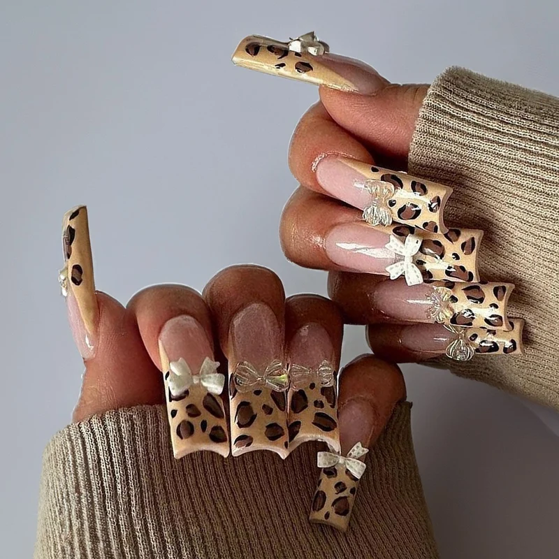Kunstnagelset mit eleganten Blüten- und Leopardenmuster Karnz