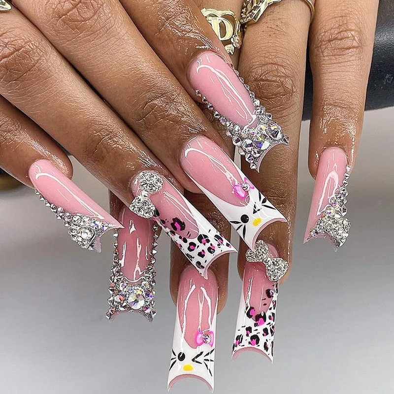 Kunstnagelset mit eleganten Blüten- und Leopardenmuster Karnz