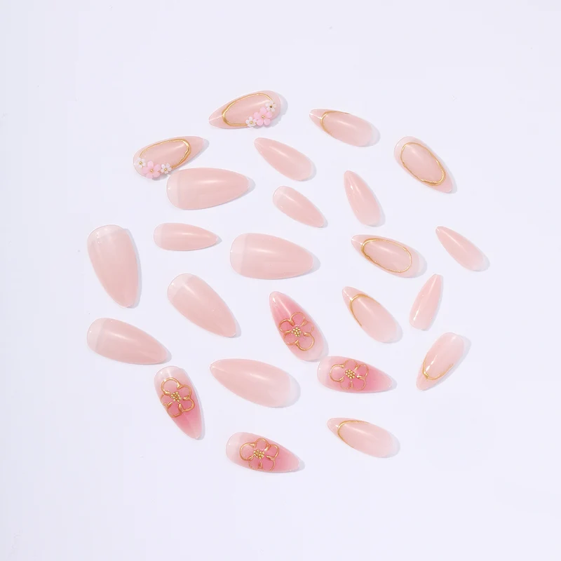 Kunstnagelset mit eleganten Blüten- und Goldverzierungen Karnz