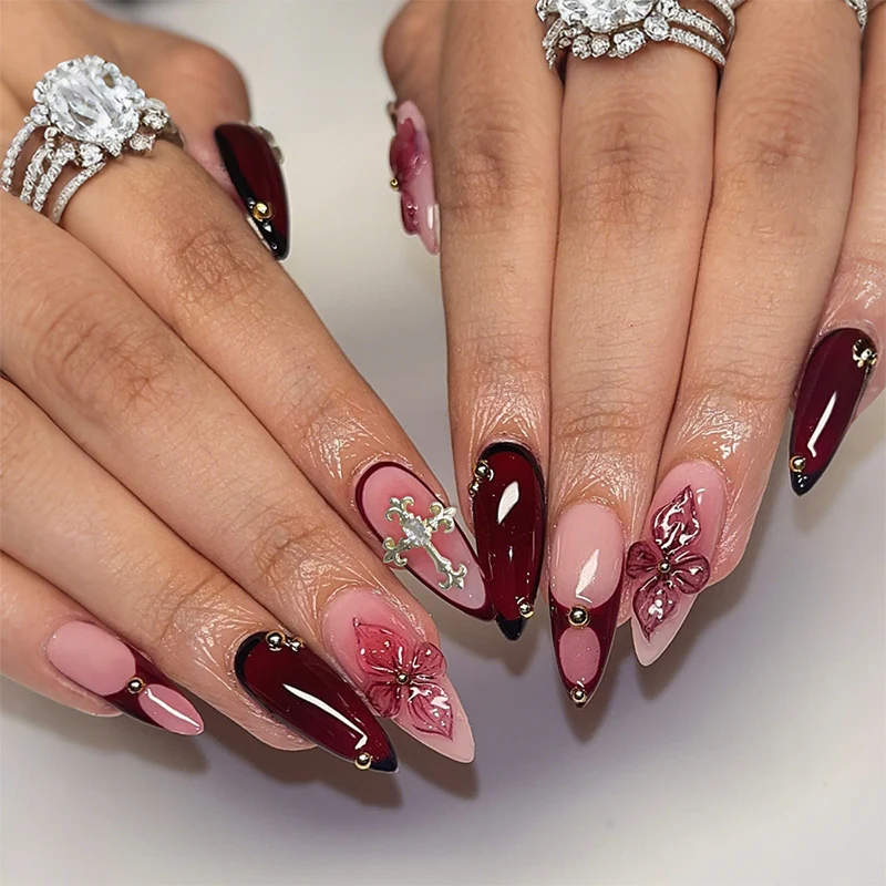 Kunstnagelset mit eleganten Blüten- und Glitzerverzierungen Karnz