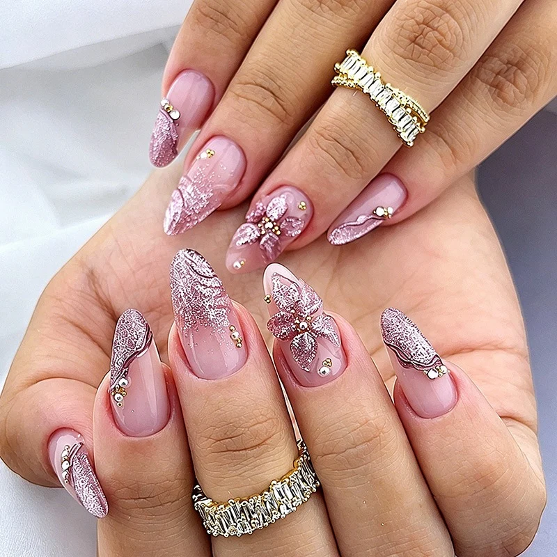 Kunstnagelset mit eleganten Blüten- und Glitzermotiven Karnz