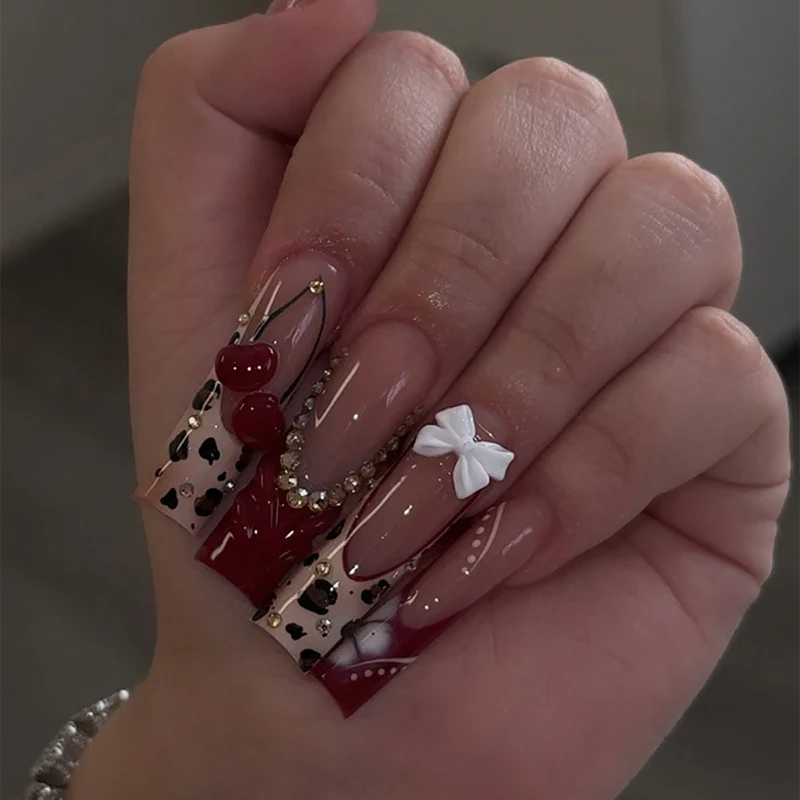 Kunstnagelset mit eleganten Blüten- und Glitzereffekten Karnz