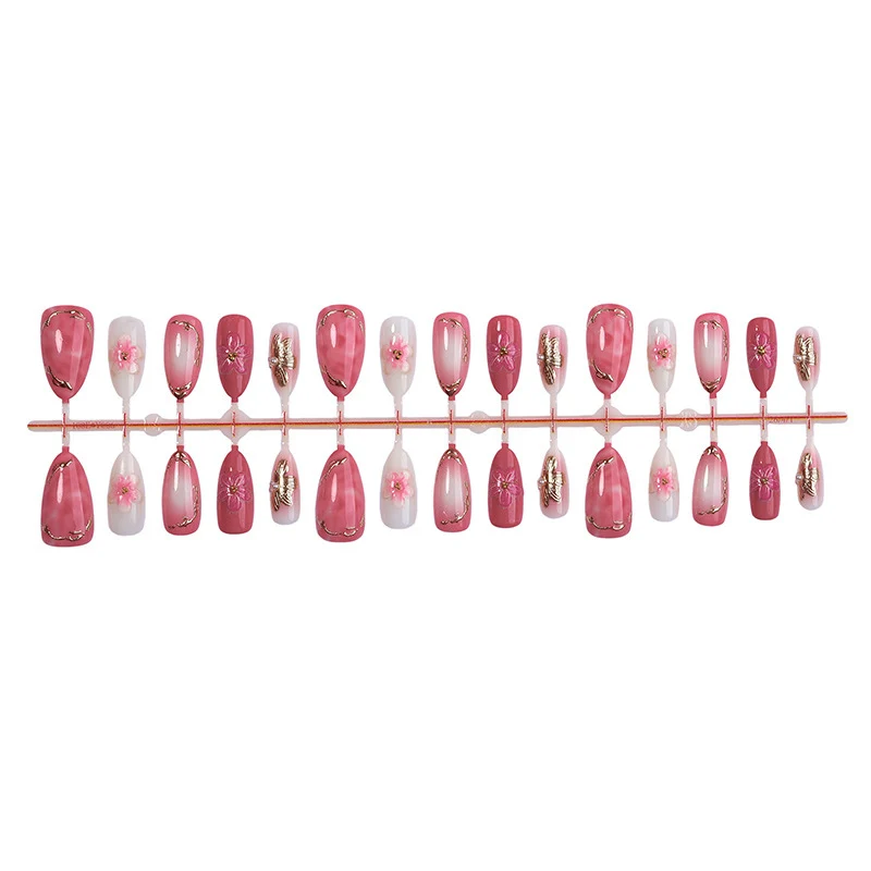 Kunstnagelset mit eleganten Blüten- und Glitzerdetails Karnz