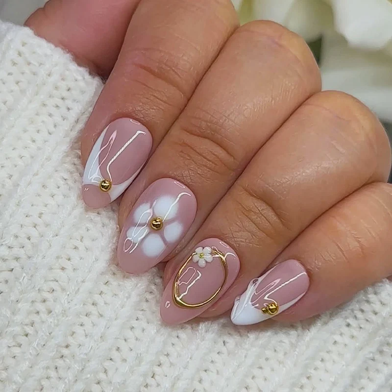 Kunstnagelset mit eleganten Blüten- und Glitzerakzenten Karnz