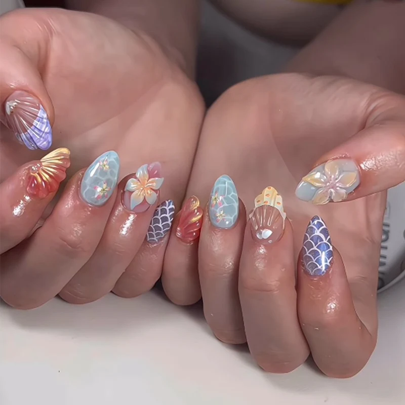 Kunstnagelset mit eleganten Blüten- und geometrischen Designs Karnz