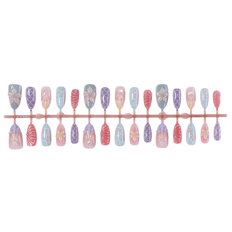 Kunstnagelset mit eleganten Blüten- und geometrischen Designs Karnz