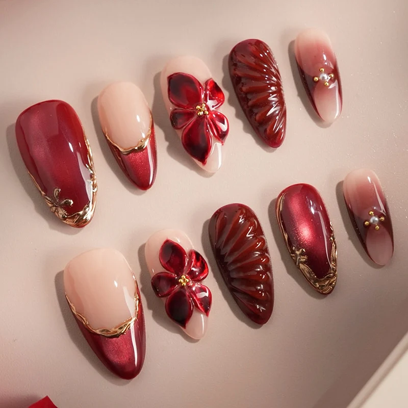 Kunstnagelset mit eleganten Blumendetails und Glitzerakzenten Karnz