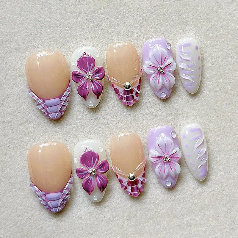 Kunstnagelset mit eleganten Blumen-Designs und Glitzerakzenten Karnz