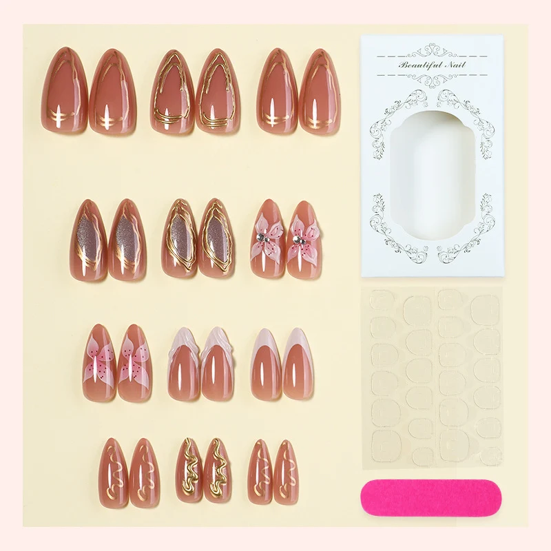 Kunstnagelset mit eleganten blühenden Designs und goldenen Akzenten Karnz