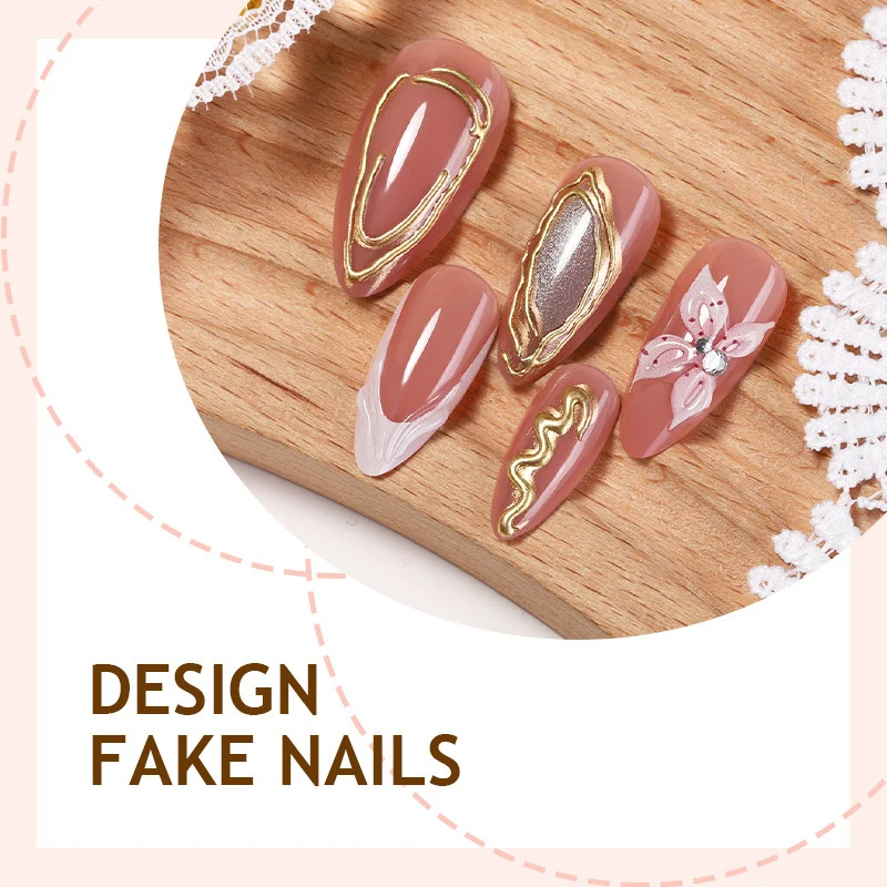 Kunstnagelset mit eleganten blühenden Designs und goldenen Akzenten Karnz