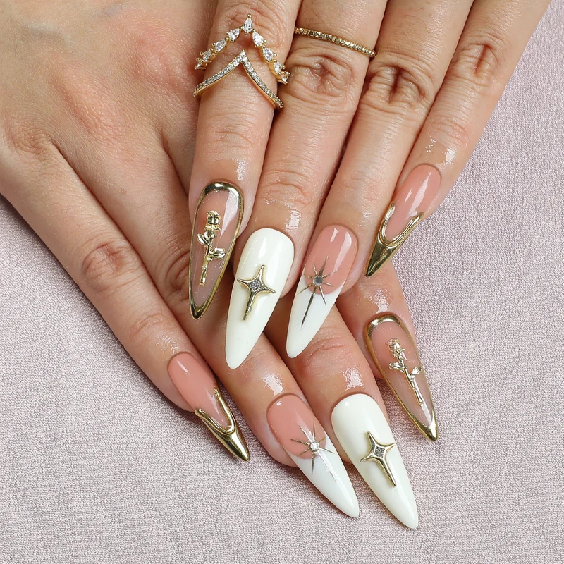 Kunstnagelset mit eleganten 3D-Verzierungen und luxuriösen Akzenten Karnz