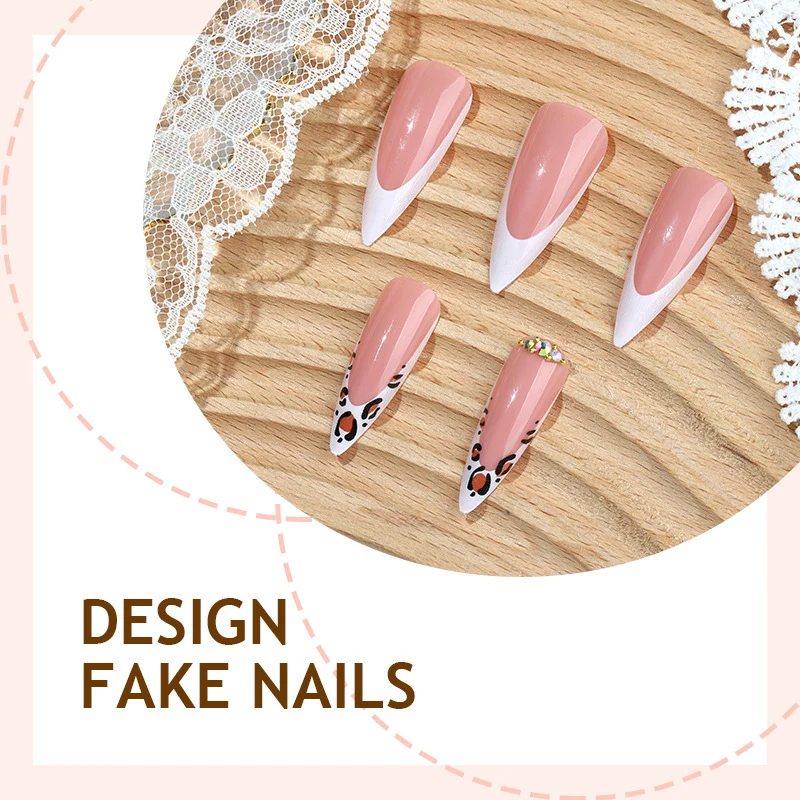 Kunstnagelset mit elegantem Spitzen-Design Karnz