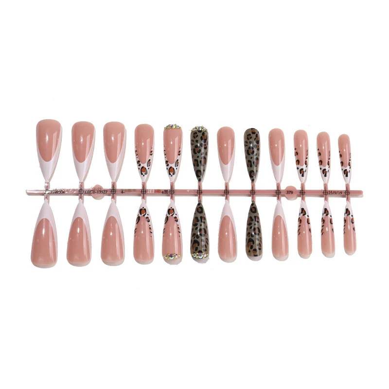 Kunstnagelset mit elegantem Spitzen-Design Karnz