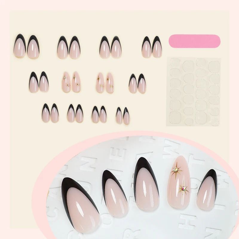 Kunstnagelset mit elegantem Schwarz-Weiß-Design und goldenen Sternenakzenten Karnz