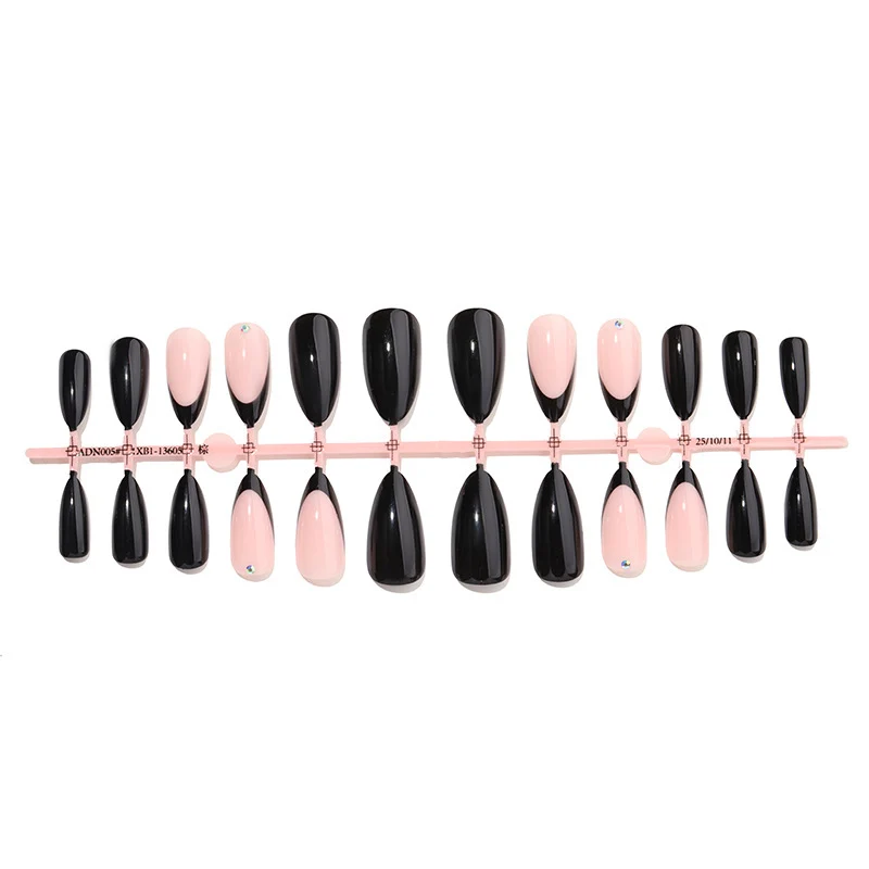Kunstnagelset mit elegantem Schwarz-Pink Design und strassbesetzten Akzenten Karnz