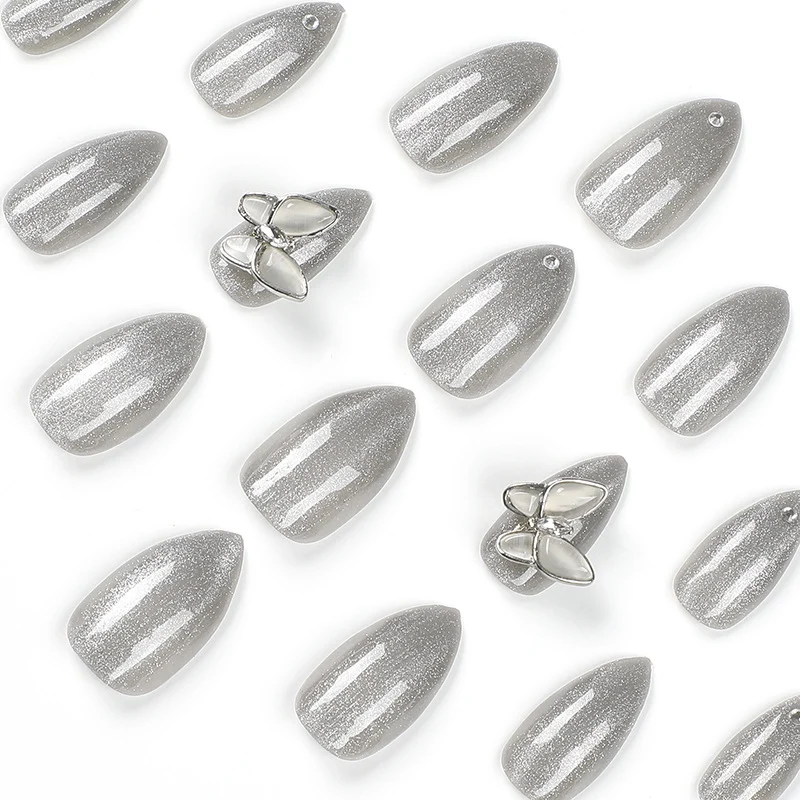Glamouröse Stiletto-Nägel mit strahlendem Glitzer und elegantem 3D-Design Karnz