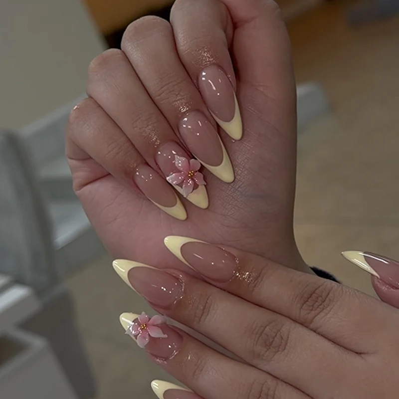 Glamouröse Stiletto-Nägel mit elegantem Sternen-Design Karnz