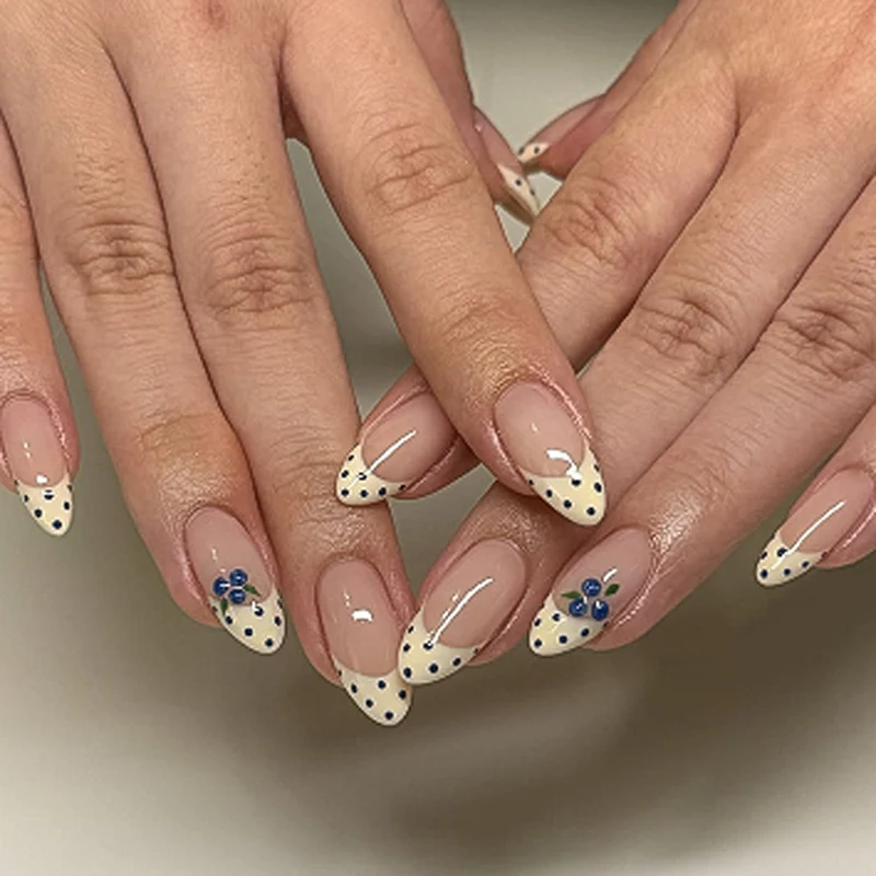 Glamouröse Stiletto-Nägel mit elegantem Sternen-Design Karnz