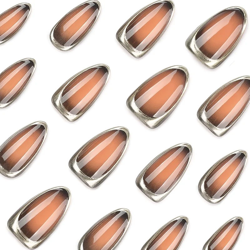 Glamouröse Stiletto-Nägel mit elegantem Goldrand Karnz