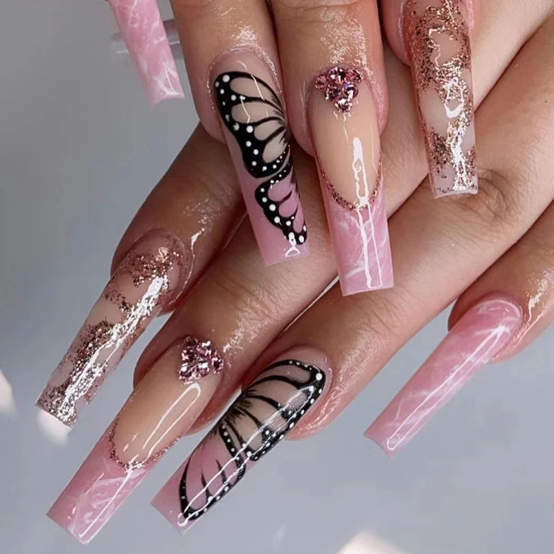 Glamouröse Nagelverlängerungen mit wunderschönen Schmetterlingsmotiven und Glitzerakzenten Karnz