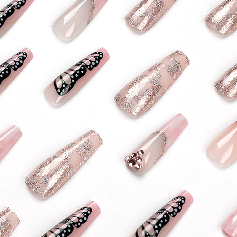 Glamouröse Nagelverlängerungen mit wunderschönen Schmetterlingsmotiven und Glitzerakzenten Karnz