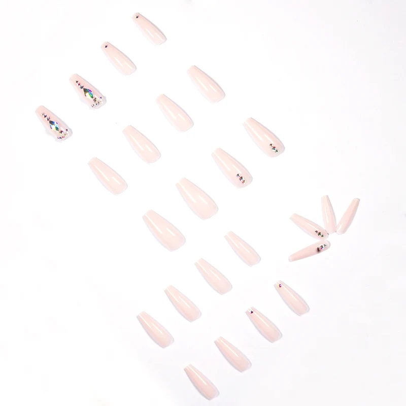 Glamouröse Nagelverlängerungen mit Strassverzierungen Karnz