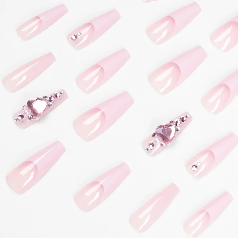 Glamouröse Nagelverlängerungen mit Glitzerverzierungen Karnz