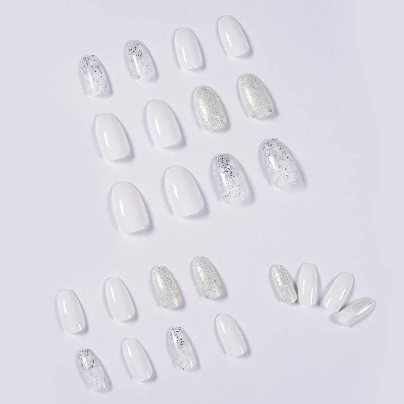Glamouröse Nagelkunst mit Wintermotiv Karnz