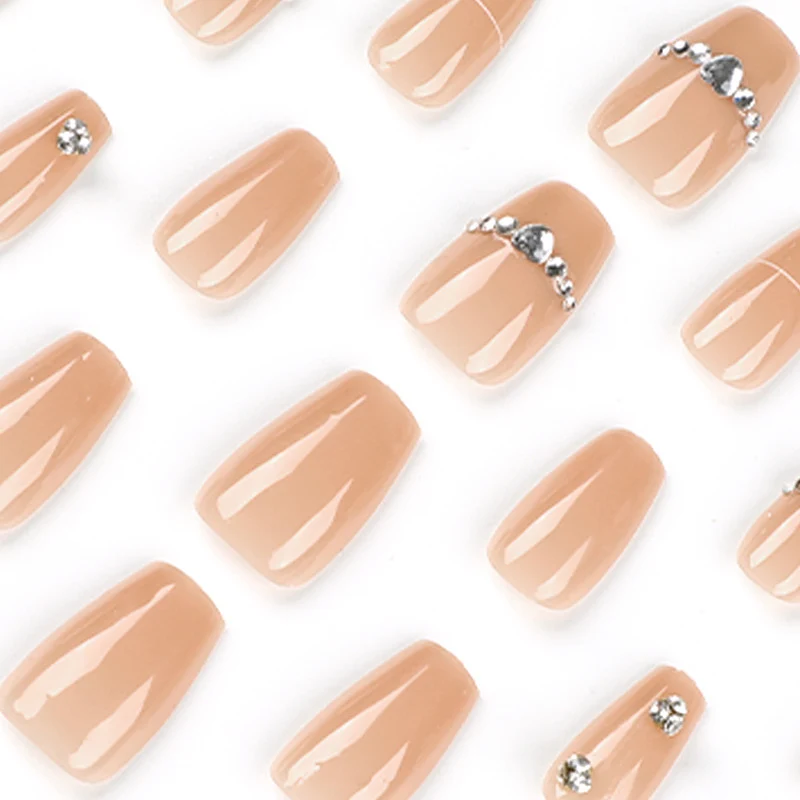 Glamouröse Nagelkunst mit Strass-Besatz Karnz