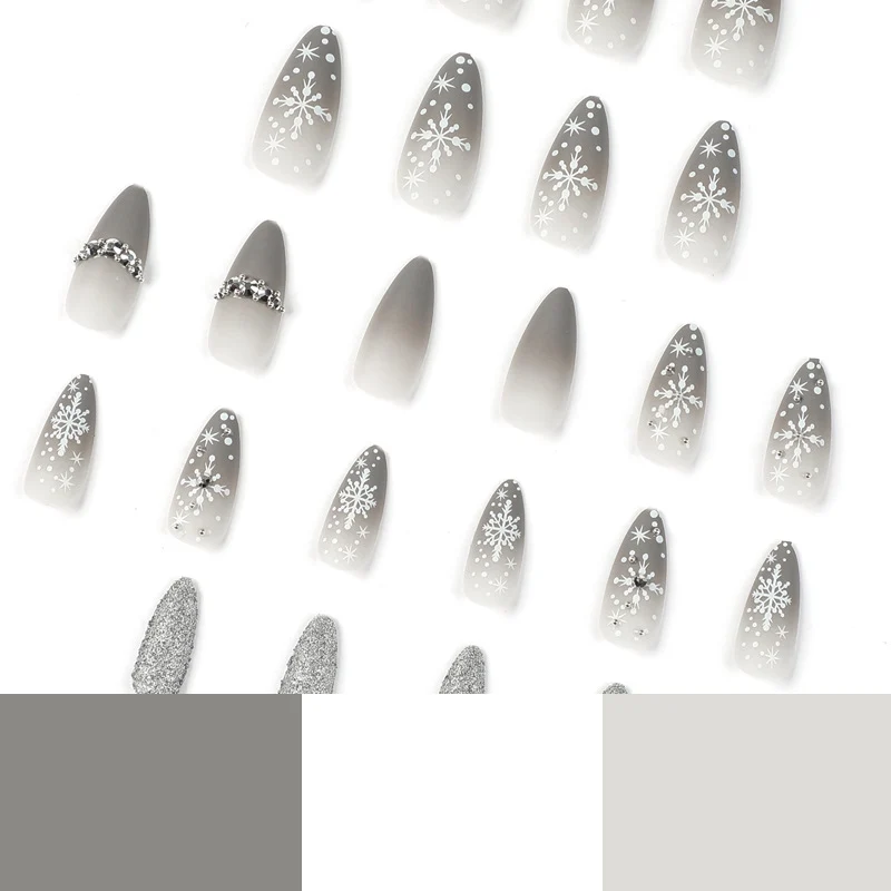 Glamouröse Nagelkunst mit Schneeflocken-Design Karnz
