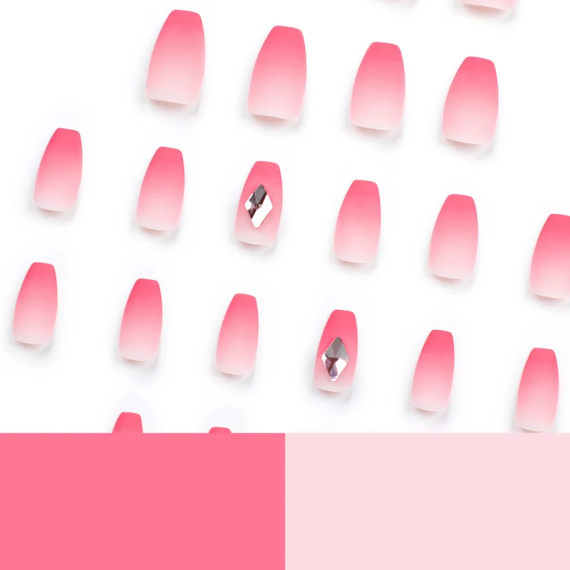 Glamouröse Nagelkunst mit eleganten Strass-Akzenten Karnz
