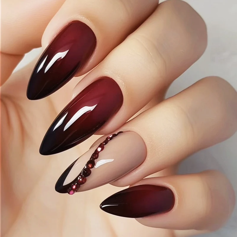 Kunstnagelset mit elegantem Ombre-Design und kreativen Verzierungen Karnz