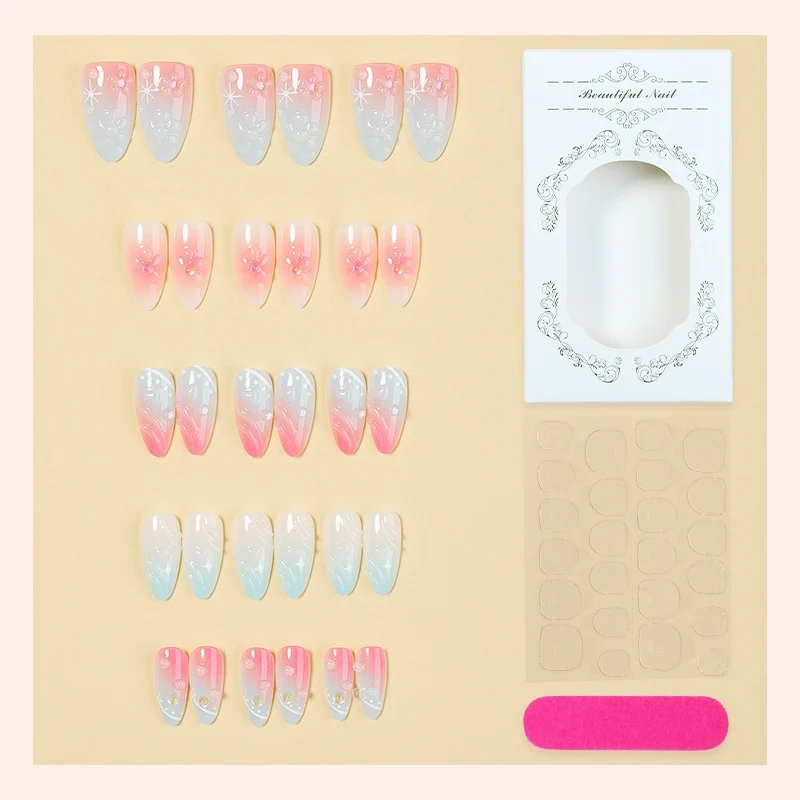 Kunstnagelset mit elegantem Ombre-Design und Blütenverzierungen Karnz