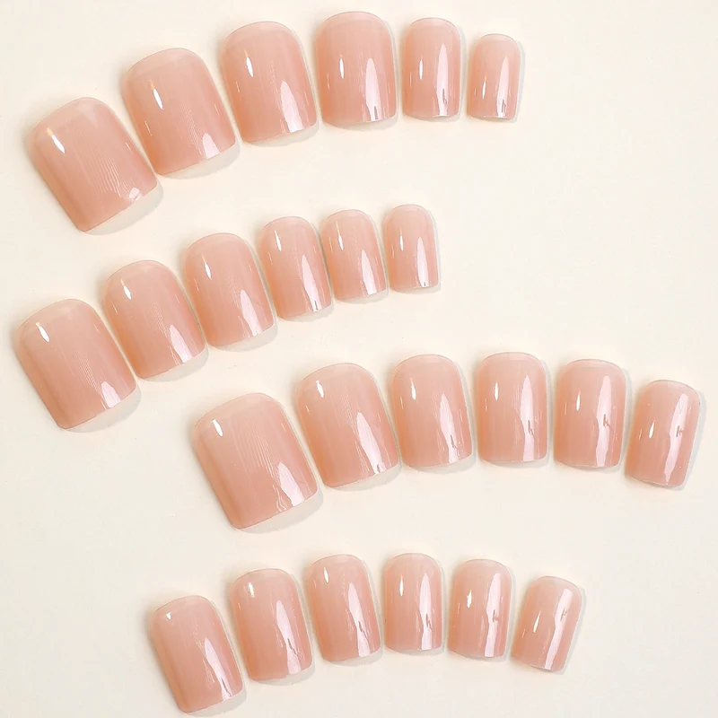 Kunstnagelset mit elegantem, natürlichem Finish Karnz