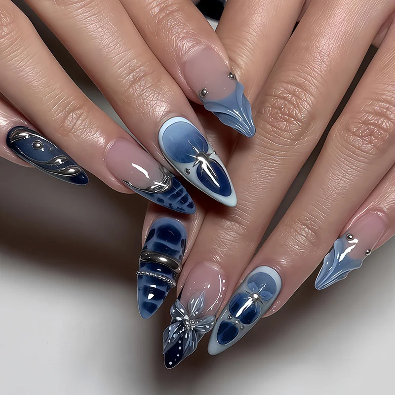 Kunstnagelset mit elegantem maritimem Design und funkelnden Verzierungen Karnz