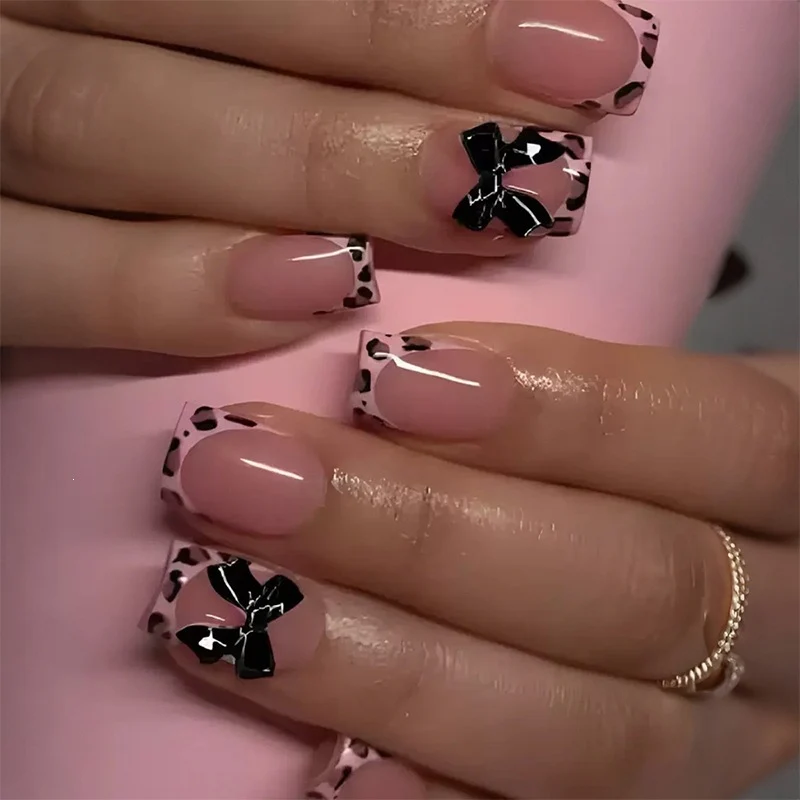 Kunstnagelset mit elegantem Leopardenmuster und glamourösem Finish Karnz