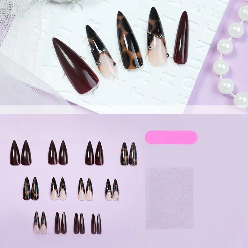 Kunstnagelset mit elegantem Leoparden- und Burgundy-Design Karnz