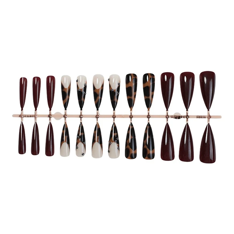 Kunstnagelset mit elegantem Leoparden- und Burgundy-Design Karnz