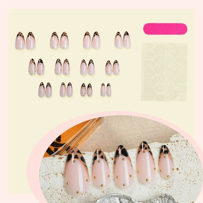 Kunstnagelset mit elegantem Leoparden-Design und Goldakzenten Karnz