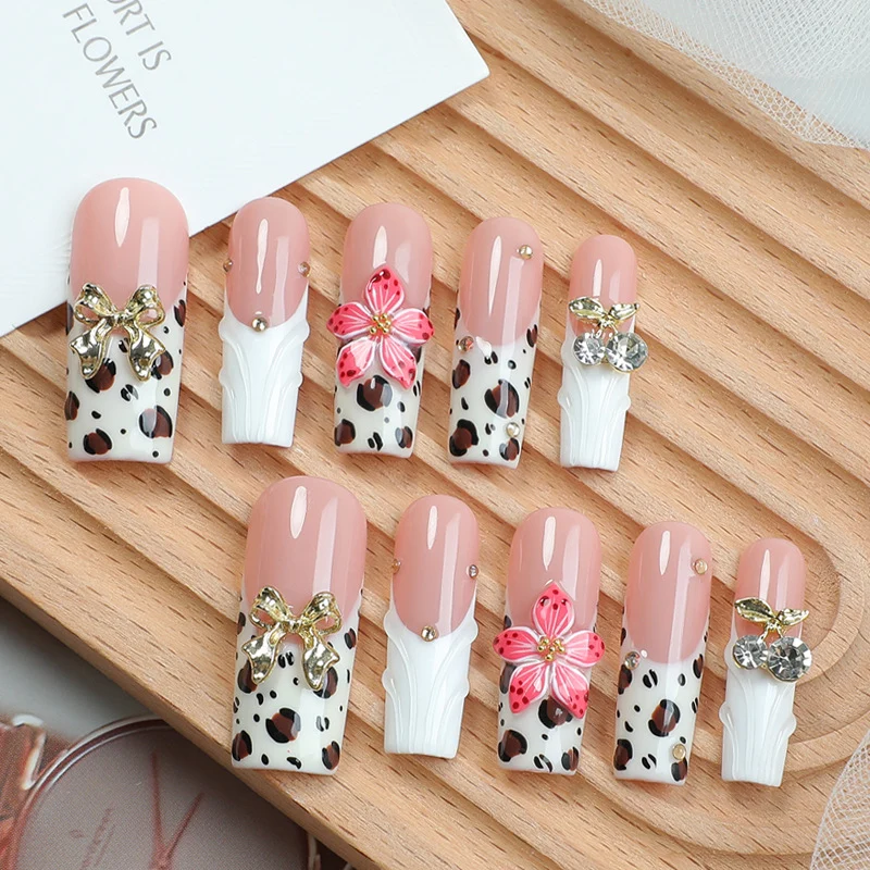 Kunstnagelset mit elegantem Leoparden-Design und floralen Akzenten Karnz
